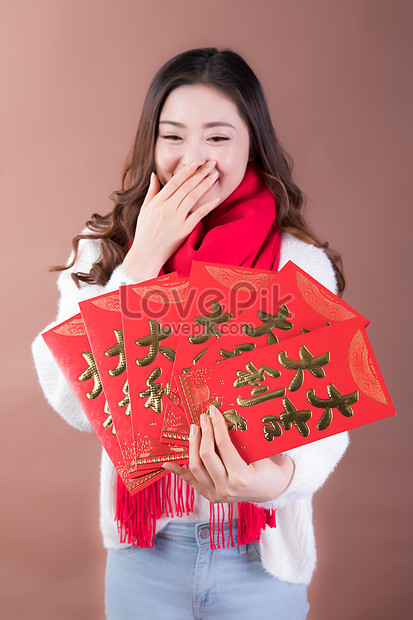 Women Hold Red Envelopes In Their Hands Picture And Hd Photos Free