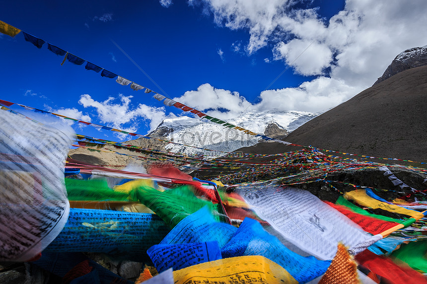 Las Banderas De Oraci N Ondean En La Nieve En La Meseta Tibetana Foto