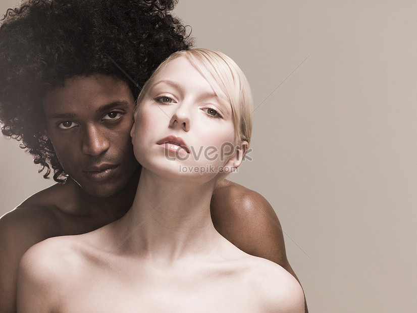 Две голые негритянки выебаны белым мужчиной