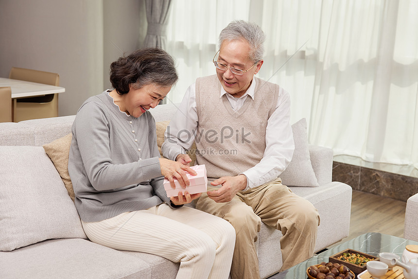 Abuelo D Ndole Un Regalo A La Abuela Foto Descarga Gratuita Hd Imagen