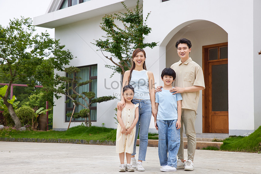 Una Familia De Cuatro Personas Parada Frente A Su Casa Foto Descarga