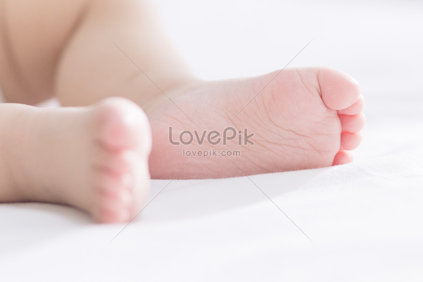 Photo De Pieds Dun Petit Enfant Mignon Sur Fond Bleu Bebe Enfant Mignon Photo Images Free Download Lovepik