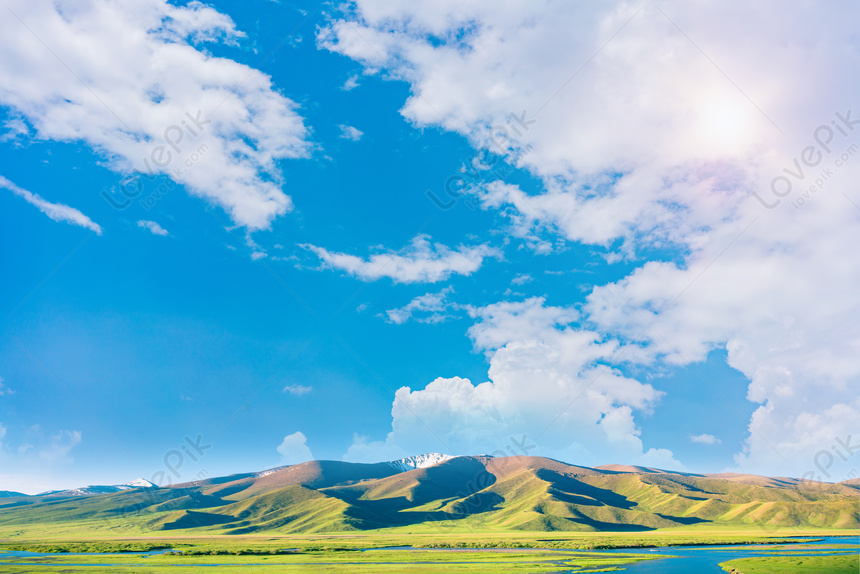 Hình nền bầu trời xanh giúp bạn cảm thấy cực kỳ thư giãn mỗi khi sử dụng máy tính của mình. Hình ảnh cung cấp cho bạn những tầng mây và ánh sáng mặt trời đầy màu sắc và đẹp mắt. Hãy tận hưởng không gian làm việc tuyệt đẹp với hình nền này.