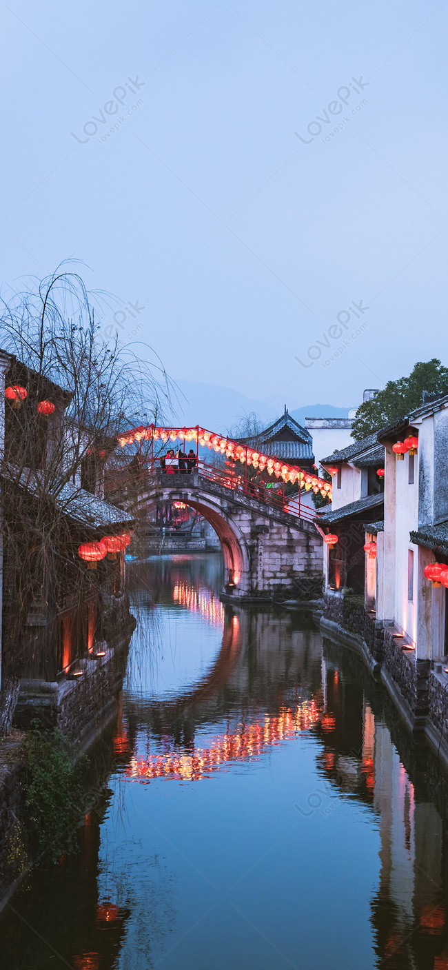 Phố Giang Nam - một trong những địa điểm du lịch hấp dẫn của thành phố Hội An. Với kiến trúc kiểu Trung Quốc cổ và những con kênh Venetia nhỏ xinh, Phố Giang Nam sẽ mang đến cho bạn cảm giác như đang lạc vào một thế giới hoài cổ đầy mộng mơ.