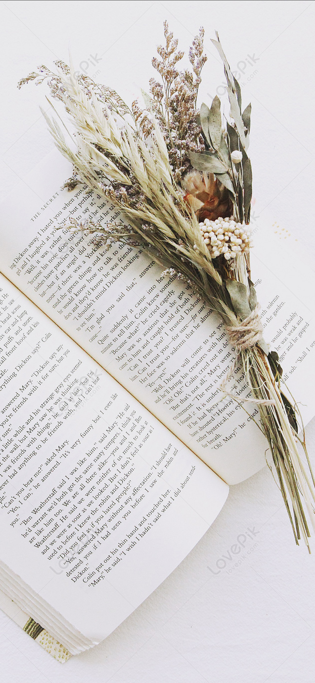 Hình nền cuốn sách kèm theo bó hoa đem lại cảm giác yên bình và thanh tịnh. Với hình ảnh này, bạn sẽ được đắm mình trong những trang sách và hương thơm của hoa, tạo nên một không gian đặc biệt, đáng yêu, và hấp dẫn.