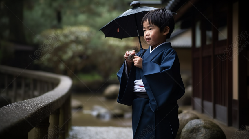 Bambino in Kimono Giapponese Tradizionale Con L'ombrello Immagine