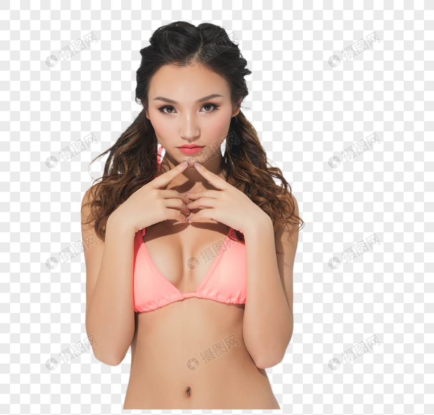 Милая сексуальная девушка в бикини под грудью и руками