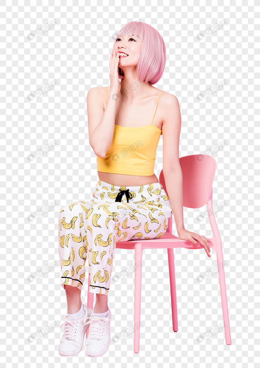 ピンクの椅子に座っている遊び心のあるファッション女性モデルイメージ グラフィックス Id Prf画像フォーマットpng Jp Lovepik Com