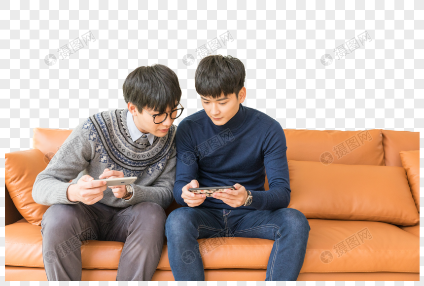 携帯電話で遊んでリビングルームに座っている若い男イメージ グラフィックス Id Prf画像フォーマットpng Jp Lovepik Com