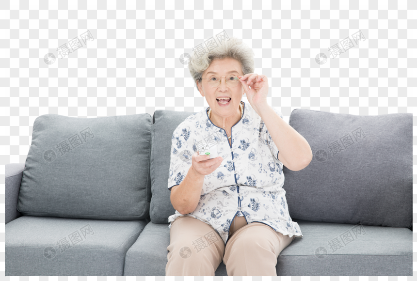 Обеспокоенная пожилая женщина смотрит в камеру на белом фоне