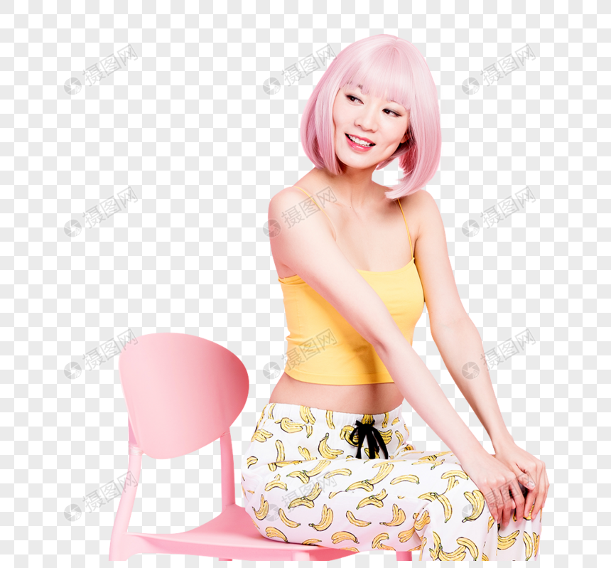 ピンクの椅子に座っている遊び心のあるファッション女性モデルイメージ グラフィックス Id Prf画像フォーマットpng Jp Lovepik Com
