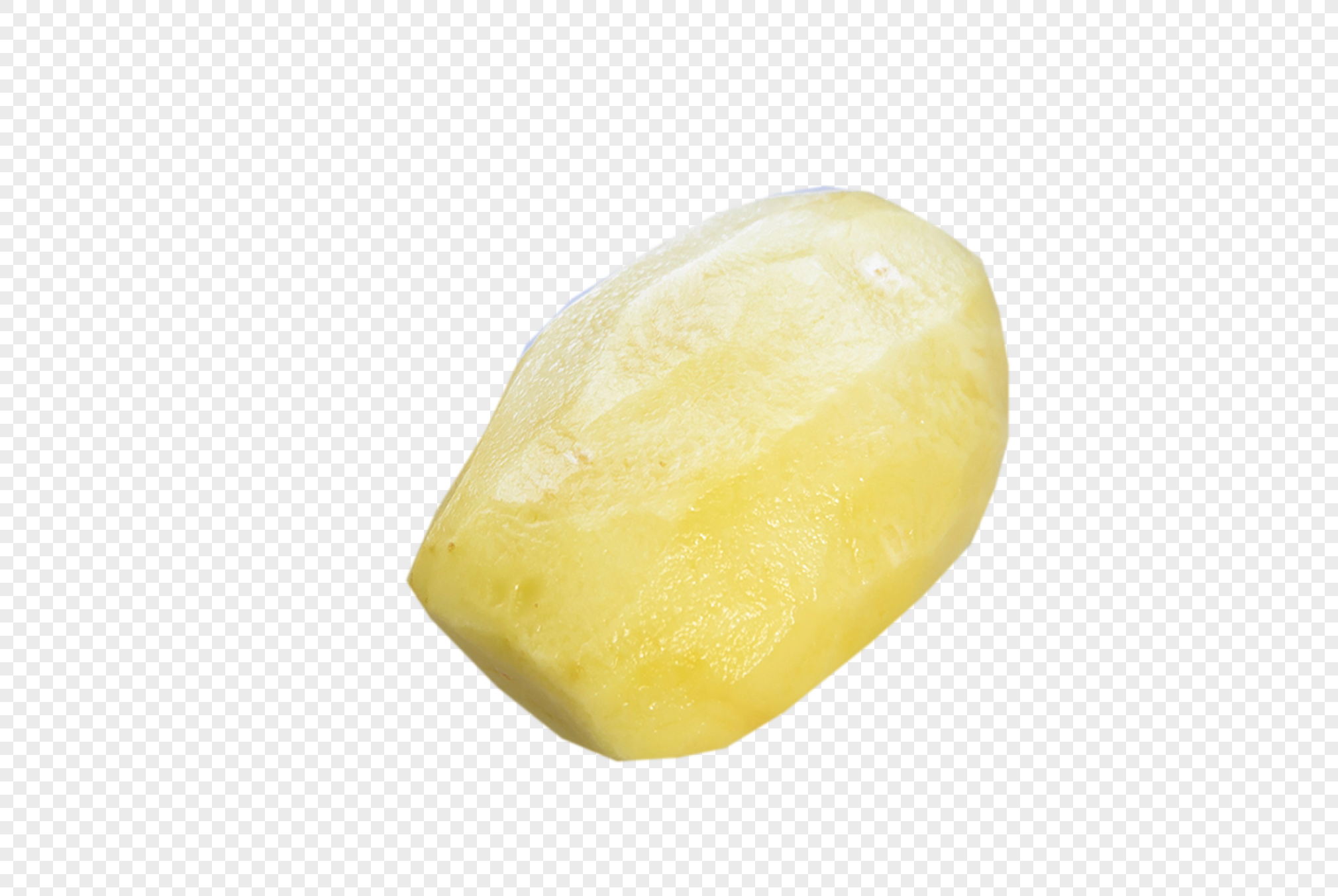 Очищенный картофель на белом фоне