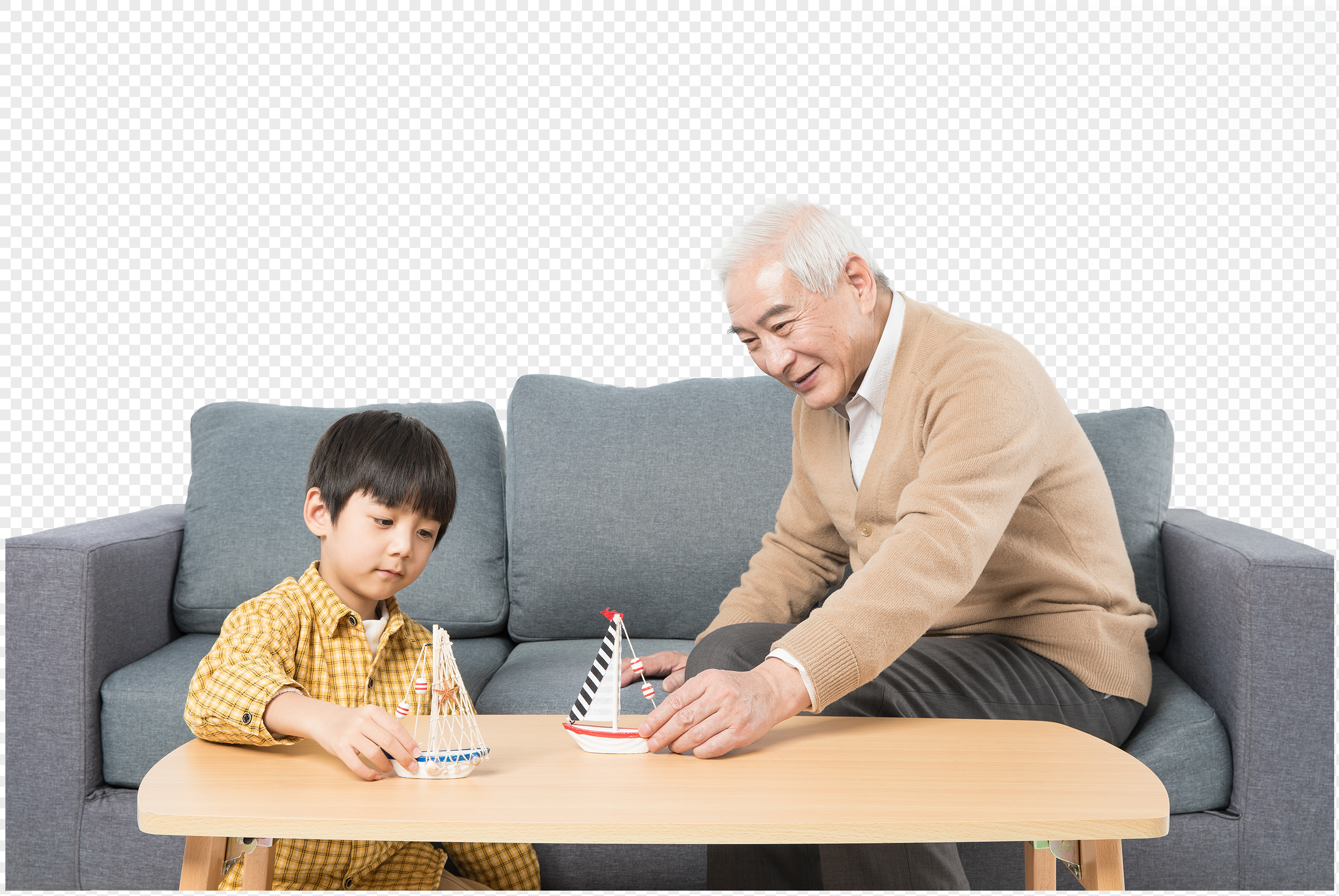 Дед с внуком играют в шашки. Дед на диване. Дед лежит на диване и внук играет.
