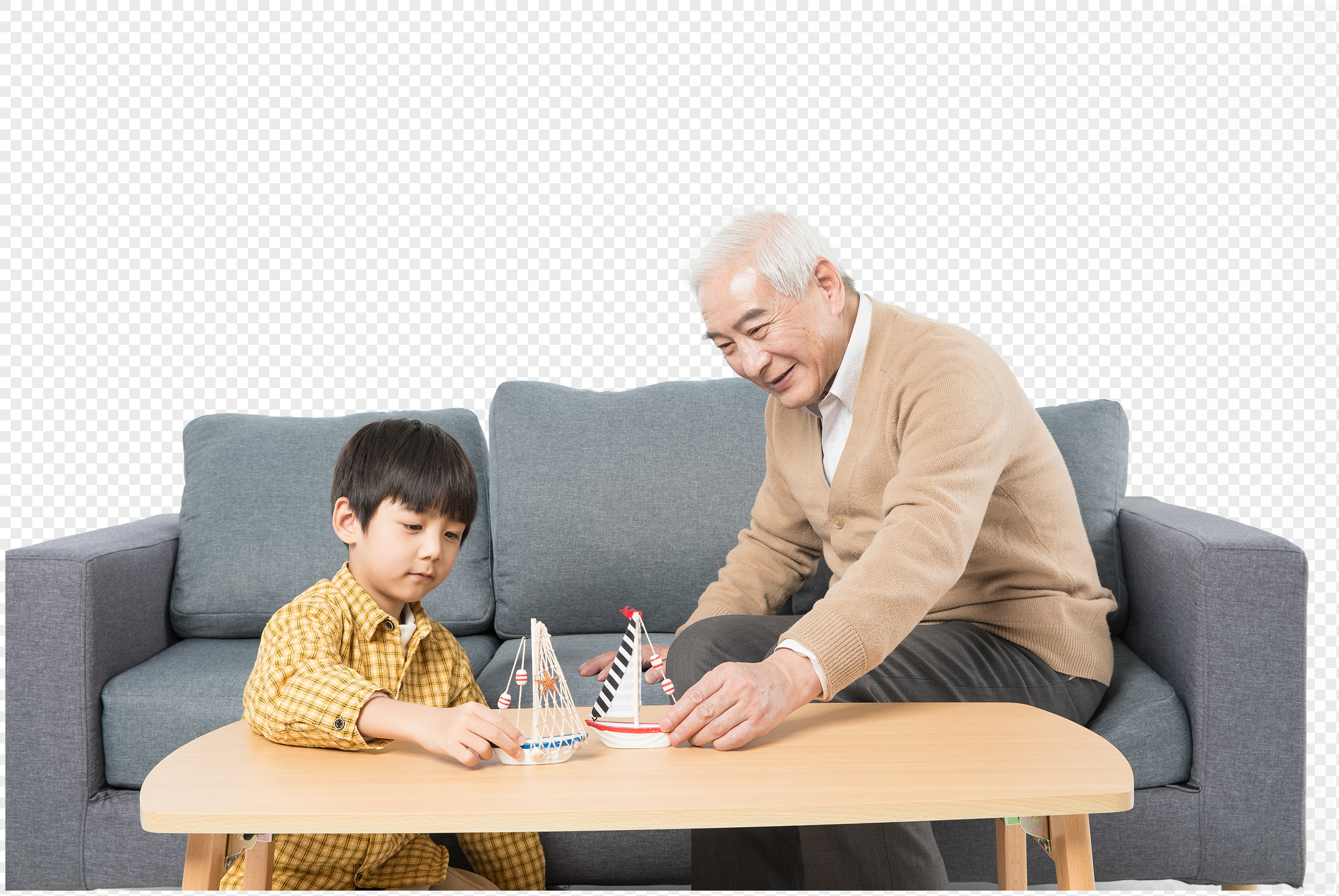 Дед с внуком играют в шашки