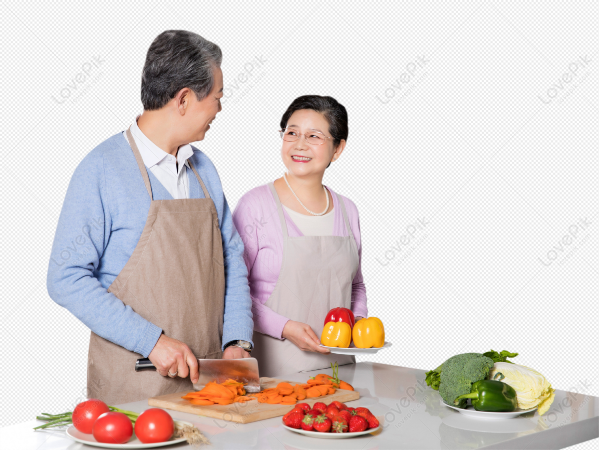 Couple En Tabliers Faisant Cuire Dans La Cuisine