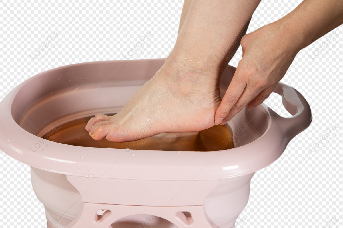Мыть ноги мужчине. Ванночки для ног от ревматизма. Мытье ног PNG. Мыть ноги фото на прозрачном фоне. Мыть ноги картинка для детей на белом фоне.