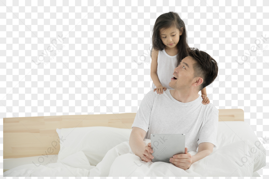 Дочь делает массаж отцу. Отец массажирует дочь. Теплый отец. Отец делает дочери массаж. Папа делает массаж сыну.