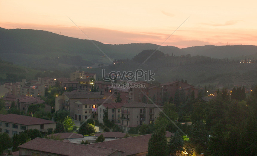 San Gimignano Adalah Sebuah Desa Yang Bagus Di Tengah Tengah