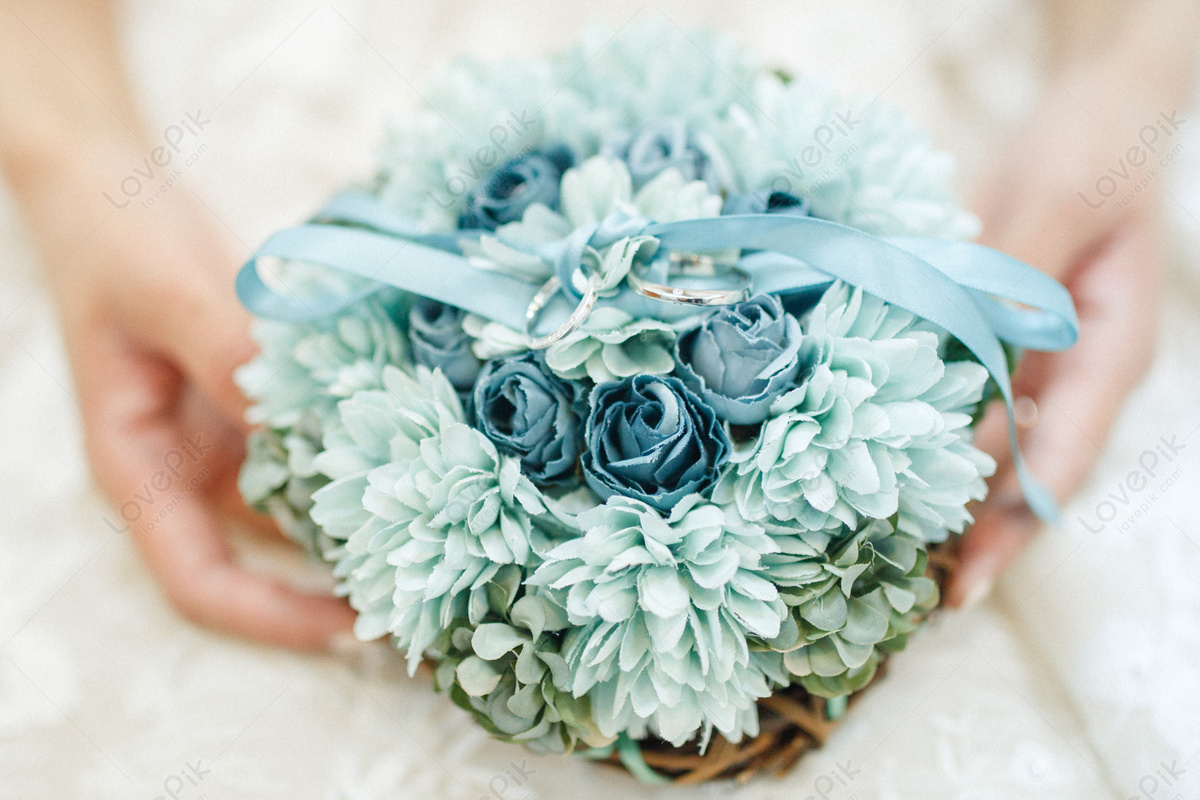 A Bride With A Bouquet Of Flowers Picture And HD Photos | Free Download