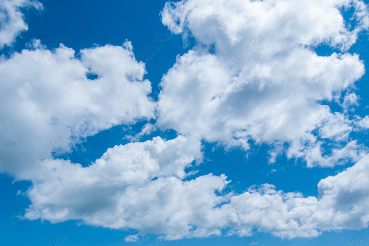 Cảm nhận không gian bao la tuyệt đẹp với ảnh bầu trời mây xanh. Hình ảnh này sẽ khiến bạn trầm trồ ngước nhìn lên bầu trời, thấy mình nhỏ bé giữa vô vàn mây trời xanh. Thật đáng ngưỡng mộ khi được đắm mình trong khung cảnh đầy ấn tượng này.