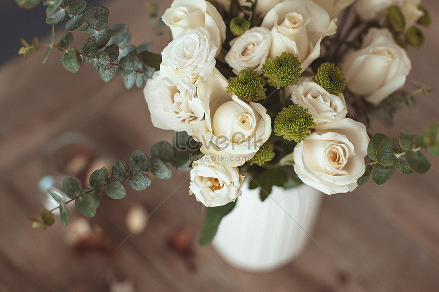 Sự thanh tao và tinh khôi của hoa hồng trắng sẽ khiến bạn đắm say trước hình ảnh này. Hãy để hình ảnh hoa hồng trắng trở thành nguồn cảm hứng để bạn tìm kiếm vẻ đẹp trong cuộc sống hàng ngày của mình.