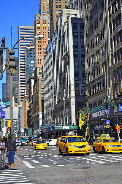 Con đường và Taxi Thành Phố New York là biểu tượng của thành phố đông đúc và sôi động. Hình ảnh này sẽ cho bạn thấy được tốc độ và sự hồi hộp khi di chuyển trên con đường của \