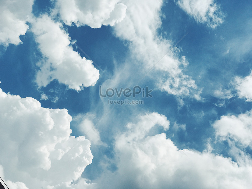 Ảnh bầu trời xanh bạch vân: Nếu bạn muốn tìm kiếm những hình ảnh đẹp về bầu trời, thì bức ảnh này chắc chắn là lựa chọn tuyệt vời. Với màu xanh da trời tươi sáng và các đốm mây bạch vân trắng tinh khôi, nó sẽ khiến bạn cảm thấy thích thú và tò mò.