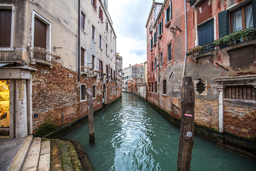 Hãy chiêm ngưỡng những bức ảnh phong cảnh đầy lãng mạn tại Venice, thành phố nổi tiếng với các kênh nước xanh ngọc, các cây cầu đồ sộ và kiến trúc cổ điển. Chắc hẳn sẽ khiến bạn muốn đặt chân đến đó một lần trong đời.