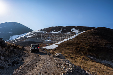 Пересекая снежные горы stock pictures. & изображений