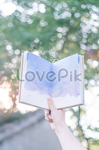 Книга с поднятой рукой stock pictures. & изображений