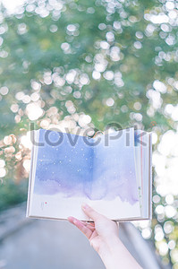 Книга с поднятой рукой stock pictures. & изображений