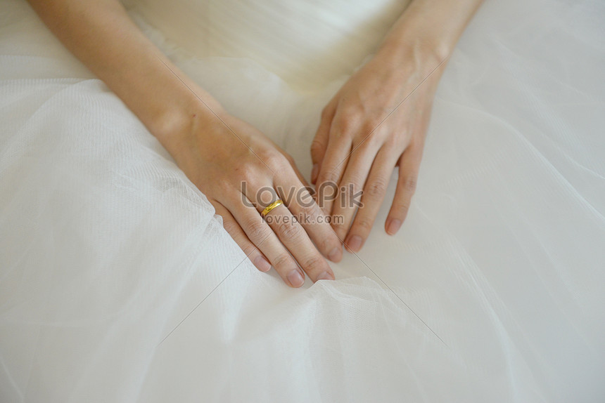 Ngón tay đeo nhẫn cưới là thước đo tình yêu của hai người. Điều này làm cho hình ảnh ngón tay và nhẫn cưới trở thành một trong những hình ảnh lãng mạn nhất trong tình yêu đôi lứa. Hãy xem và cảm nhận những hình ảnh đẹp trong bài chia sẻ này.