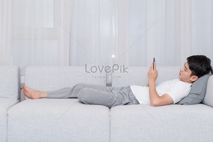 Фото по запросу Мужчина лежит диване