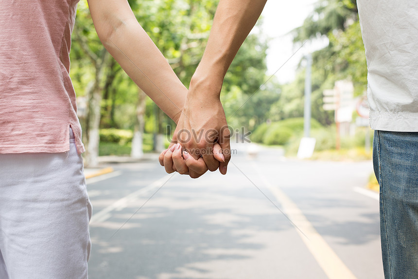 Hình ảnh của một người tình nắm tay nhau sẽ khiến bạn cảm nhận được tình cảm chân thật và sự ấm áp giữa hai con người. Hãy mở khoảnh khắc này lên để cảm nhận nguồn cảm hứng và tình yêu.