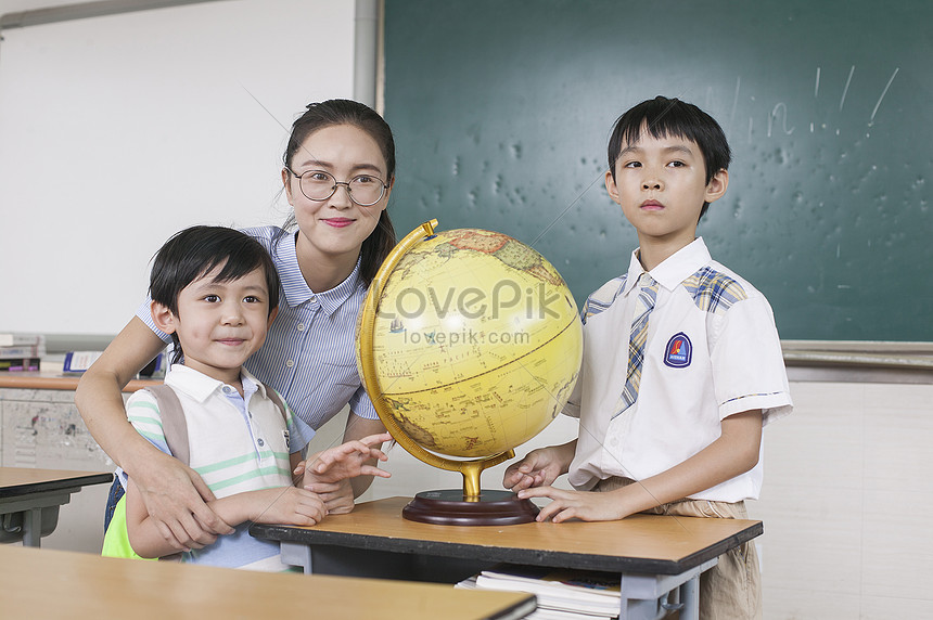 The Girl Teacher Has A Geography Class For The Students In The C ...