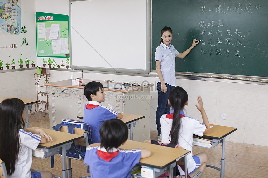 The Teacher Is Taking Chinese Class To The Students In Class Picture ...