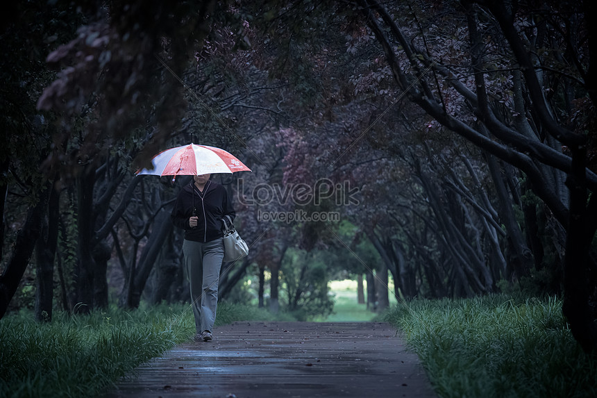 seul sous la pluie