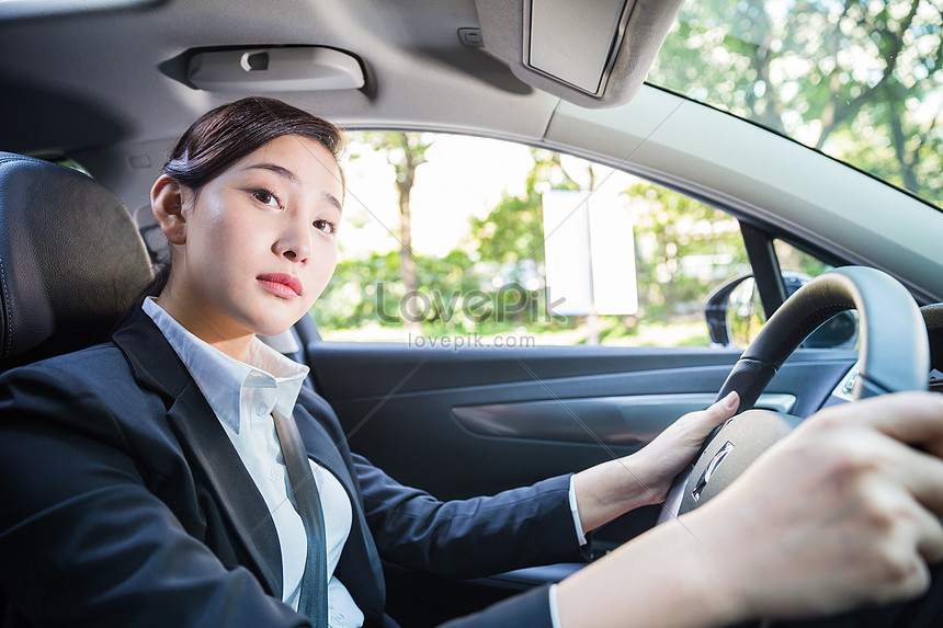 Xem hình ảnh của những phụ nữ lái xe ô tô tải và trải nghiệm sự mạnh mẽ và đầy quyết đoán của họ. Họ kiểm soát chiếc xe của mình đến mức tuyệt vời và cho thấy sự chuyên nghiệp của mình trên đường.