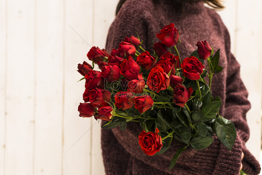 Garota Com Buquê De Peonias. Buquê De Peões. Entrega De Flores No Local De  Trabalho. Menina De Primavera Com Flores. Buquê Como Pr Foto de Stock -  Imagem de fundo, beleza: 172671828