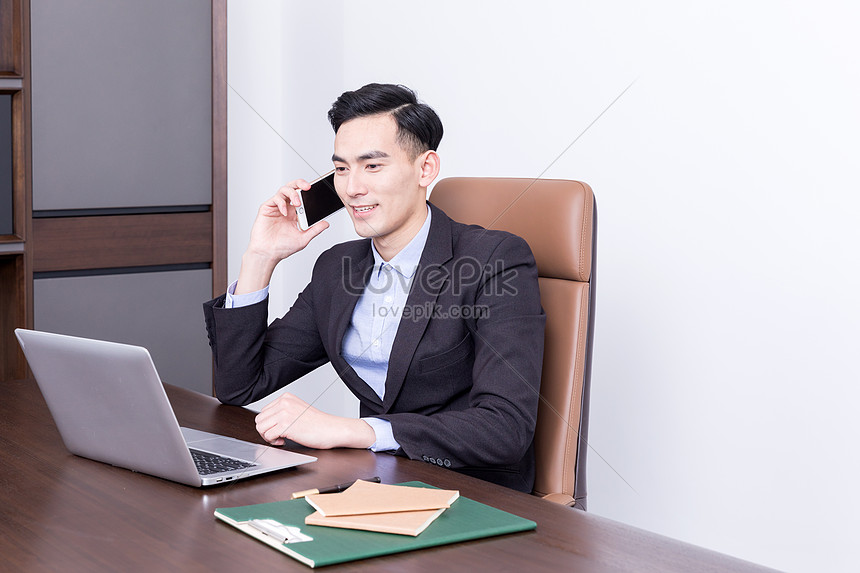 Emperrando Algo Com As Duas Mãos Na Mesa Foto de Stock - Imagem de virtual,  corpo: 216752100