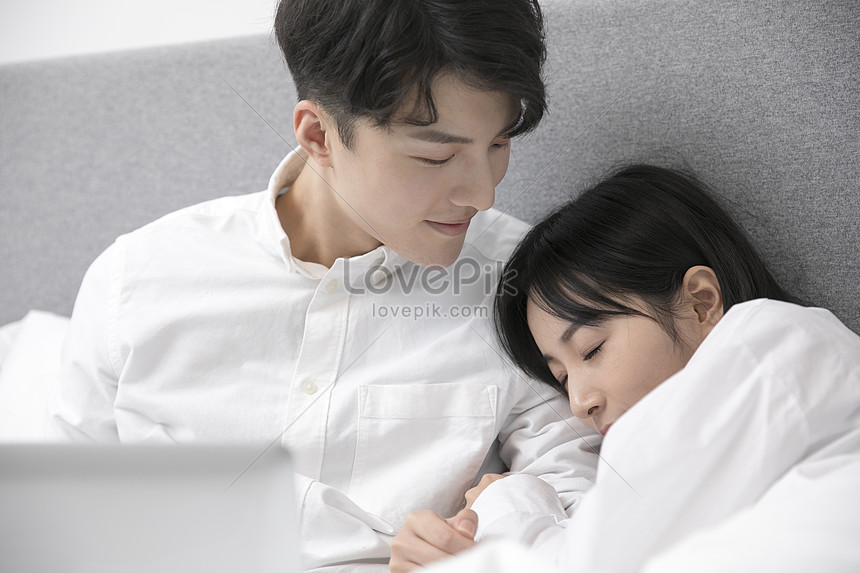 Couples Snuggled Up In Bed Picture And HD Photos | Free Download On Lovepik