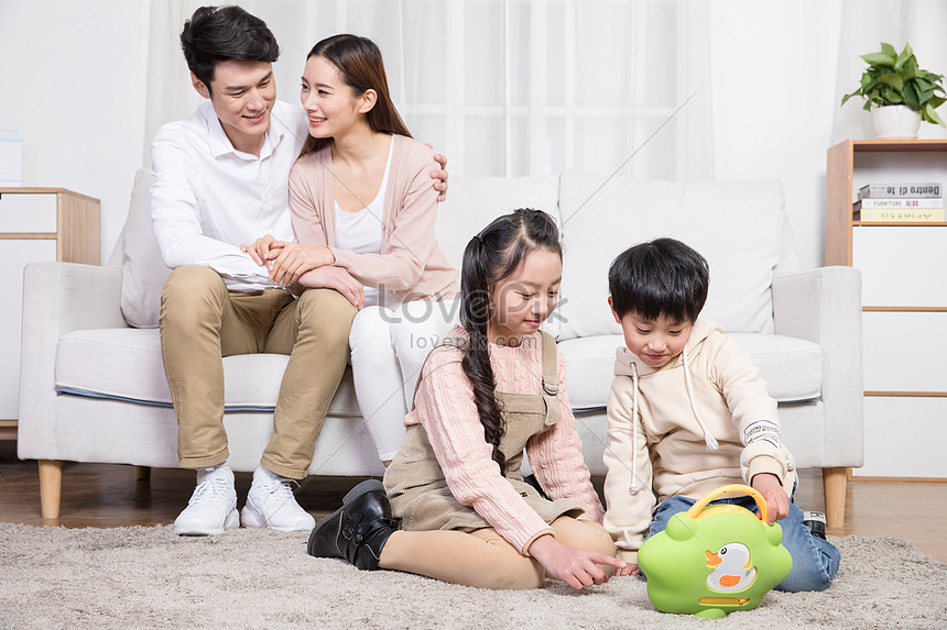 Parents Accompany Their Children To Play Game Learning Picture And HD ...