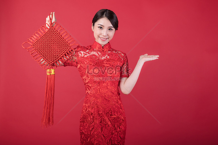 The Beautiful Woman Holding The Chinese Knot In Her Hand During Picture ...