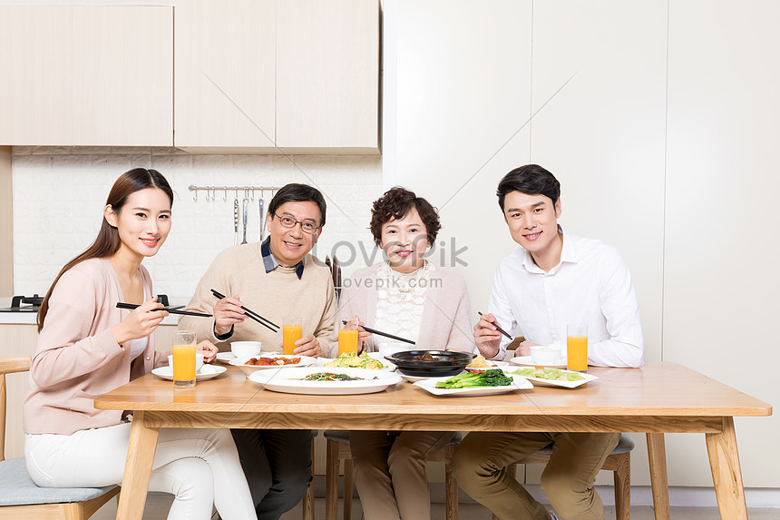 家族一緒に幸せな食事をイメージ 写真 Id Prf画像フォーマットjpg Jp Lovepik Com