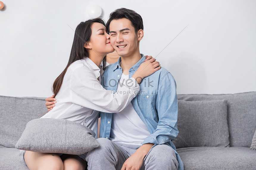 若いカップルがお互いの頬にキスイメージ 写真 Id Prf画像フォーマットjpg Jp Lovepik Com