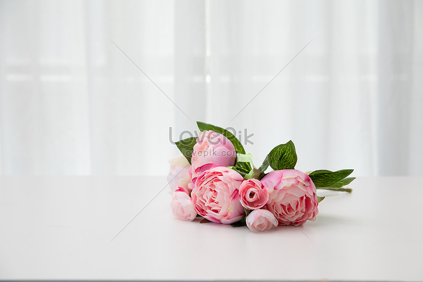 букет цветов на столе изображение_Фото номер 500964614_JPG Форматизображения_ru.lovepik.com