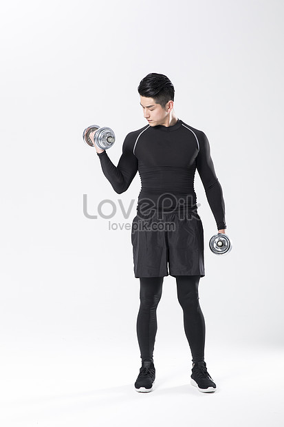 Athletic Male Na May Hawak Na Dumbbells Para Sa Fitness Larawannumero