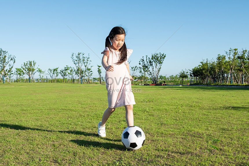 As Crianças Jogam Futebol Na Grama, Mantêm O Pé Na Bola. O