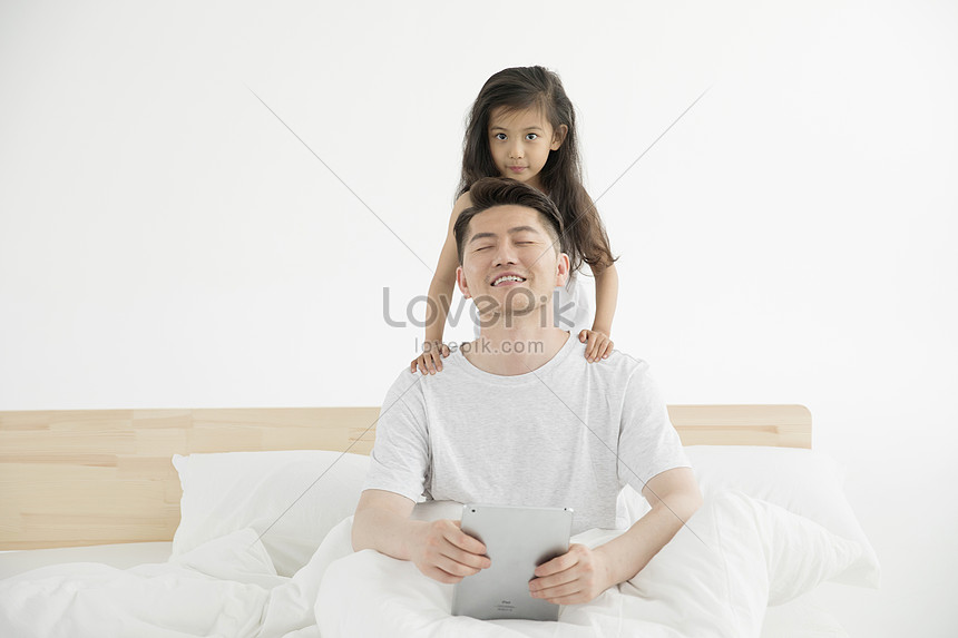 Daughter Massages Dad Picture And Hd Photos Free Download On Lovepik