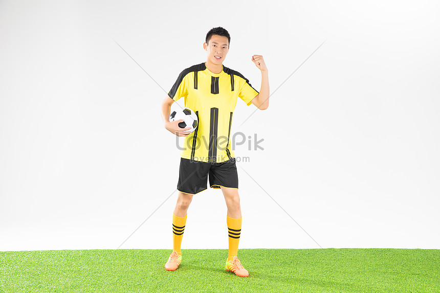 jogador de futebol e jogador de futebol segurando bola no estádio